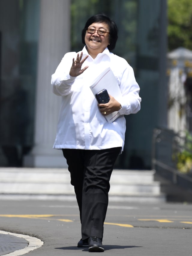 Mantan Menteri Kehutanan dan Lingkungan Hidup Siti Nurbaya saat tiba di Kompleks Istana Kepresidenan di Jakarta, Selasa (22/10/2019).  Foto: ANTARA FOTO/Puspa Perwitasari