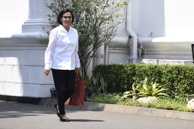 Mantan Menteri Keuangan Sri Mulyani Indrawati meninggalkan Kompleks Istana Kepresidenan di Jakarta, Selasa (22/10/2019). Foto: ANTARA FOTO/Puspa Perwitasari