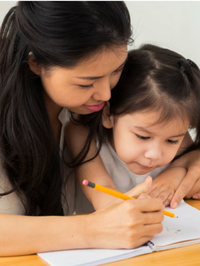 Ilustrasi ibu membantu anak untuk menentukan tangan dominan. Foto: Shutterstock