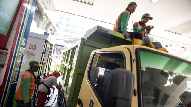 Petugas SPBU mengisi bio solar ke kendaraan di SPBU Coco, Jalan HR Rasuna Said, Jakarta, Selasa (22/10/2019). Foto: ANTARA FOTO/Aprillio Akbar