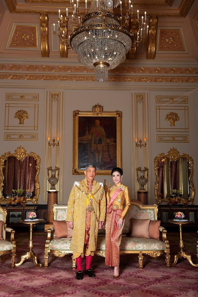 Raja Thailand Maha Vajiralongkorn (kiri) bersama Jenderal Sineenat Wongvajirapakdi. Foto: Royal Household Bureau/Handout via REUTERS