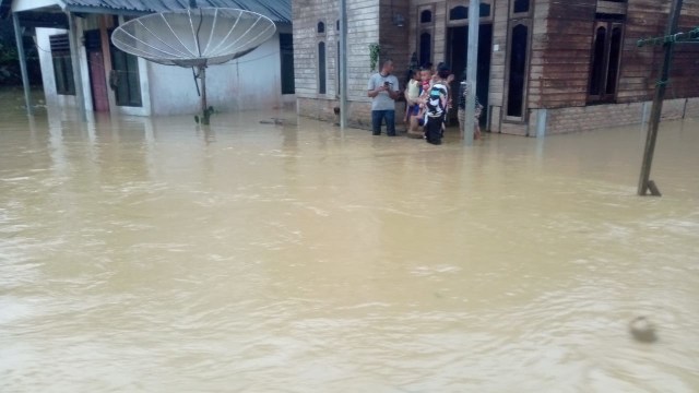 Banjir luapan akibat hujan deras yang mengguyur wilayah kepulauan Simeulue, Aceh, pada Senin (21/10) mengakibatkan seratusan lebih rumah warga terendam air. Foto: Dok. BPBD Simeulue