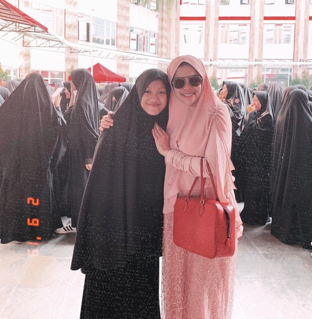 Nikita Mrizani dan putrinya, Laura Meizani. Foto: Instagram/@nikitamirzanimawardi_17