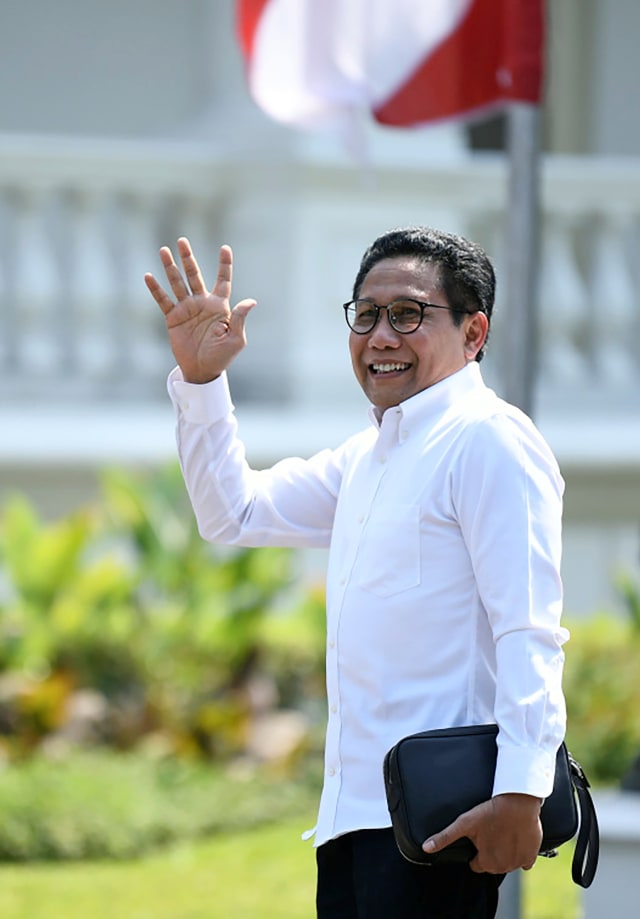 Abdul Halim Iskandar melambaikan tangan saat tiba di Kompleks Istana Kepresidenan, Jakarta.  Foto: ANTARA FOTO/Puspa Perwitasari