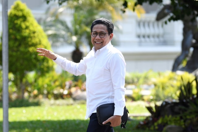 Abdul Halim Iskandar melambaikan tangan saat tiba di Kompleks Istana Kepresidenan, Jakarta.  Foto: ANTARA FOTO/Puspa Perwitasari