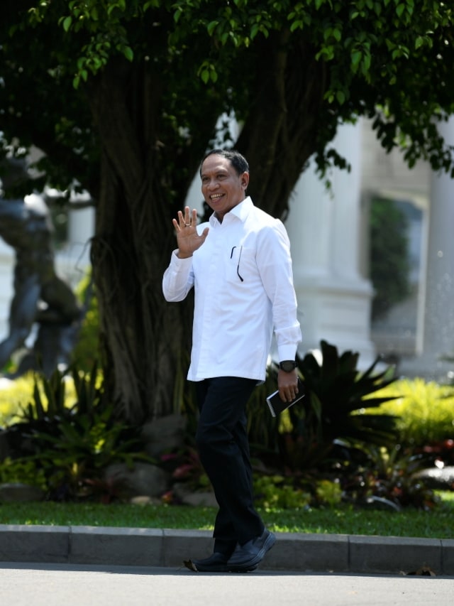 Zainudin Amali melambaikan tangan saat tiba di Kompleks Istana Kepresidenan, Jakarta. Foto:  ANTARA FOTO/Puspa Perwitasari