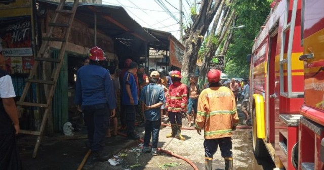 Tersulut Api Tungku Kayu Bakar, Rumah Depan Pasar di Pasuruan Terbakar