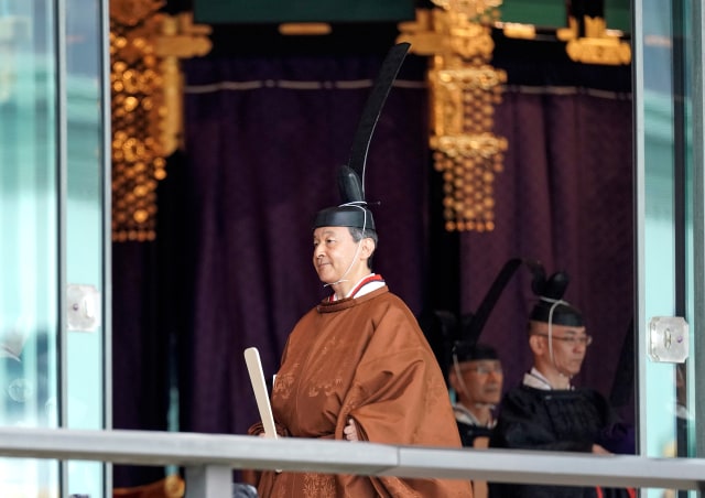 Kaisar Jepang Naruhito meninggalkan aula upacara setelah menyatakan penobatannya di Istana Kekaisaran di Tokyo, Jepang, 22 Oktober 2019. Foto: Kimimasa Mayama/Pool via REUTERS
