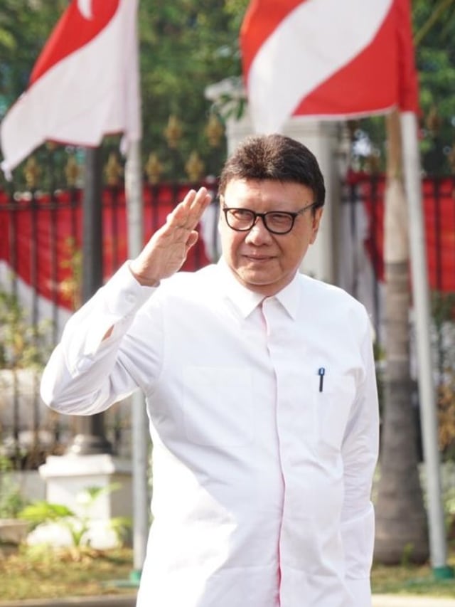 Tjahjo Kumolo meberikan hormat saat tiba di Kompleks Istana Kepresidenan, Jakarta.  Foto: Kevin S. Kurnianto/kumparan 