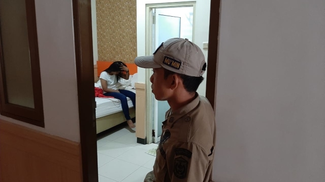 Petugas Satpol PP Banjarmasin dan wanita dalam kamar hotel saat razia, Selasa (22/10/2019). Foto: istimewa
