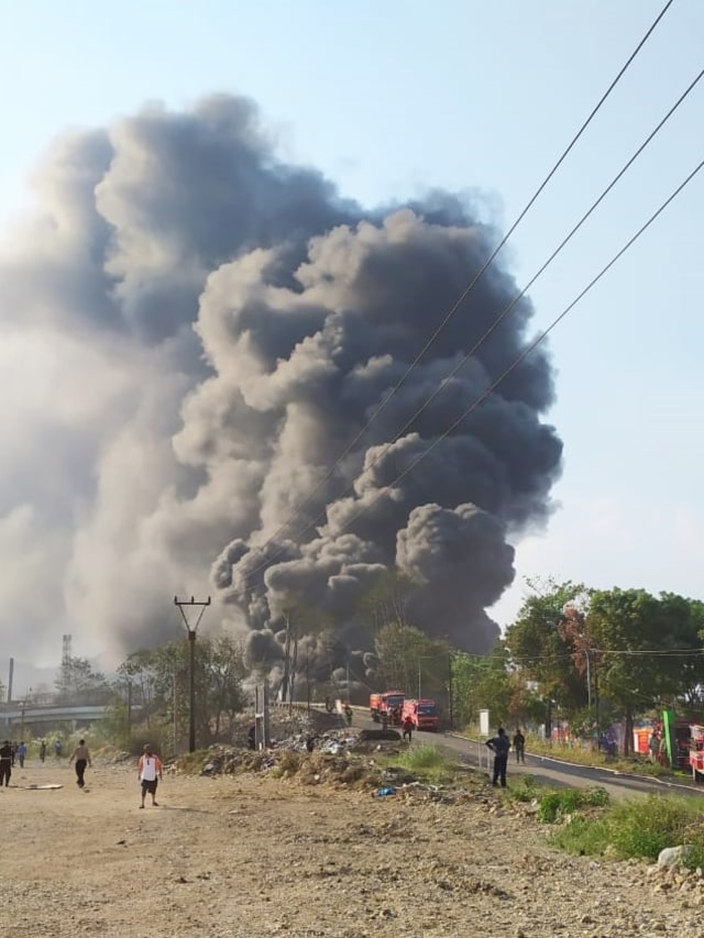 Kepulan asap dari pipa minyak di Cimahi yang terbakar. Foto: Rachmadi Rasyad/kumparan