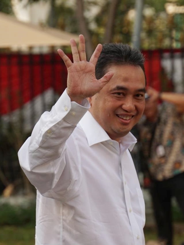 Agus Suparmanto melambaikan tangan saat tiba di Kompleks Istana Kepresidenan, Jakarta.  Foto: Kevin S. Kurnianto/kumparan 