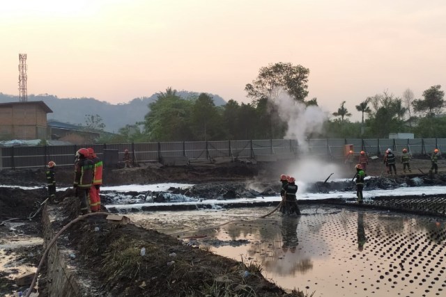 Api yang membakar pipa minyak Pertamina di Cimahi akhirnya padam.  Foto: Rachmadi Rasyad/kumparan