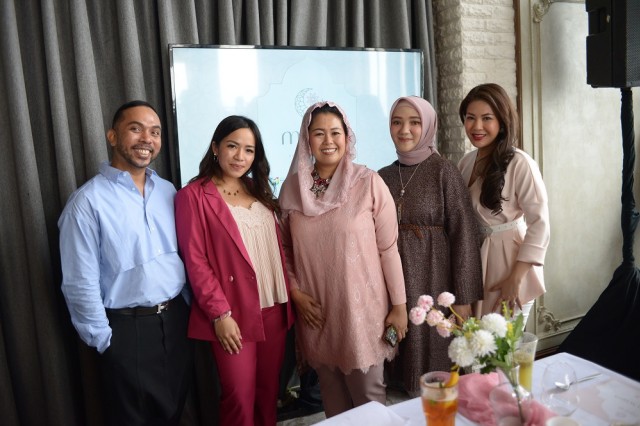 Yenny Wahid dalam acara peluncuran MORA Beyond Beauty bersama Zamri Mamat, Marketing General Manager Plaza Indonesia, Tania Nordin Ketua YMGPI,  Beauty Influencer Ayu Indriati dan Harumi, Rabu (16/10) Foto: dok. MORA