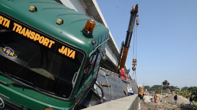 Truk Tronton Kecelakaan Di Tol Cikampek Arah Jakarta, Lalu Lintas ...