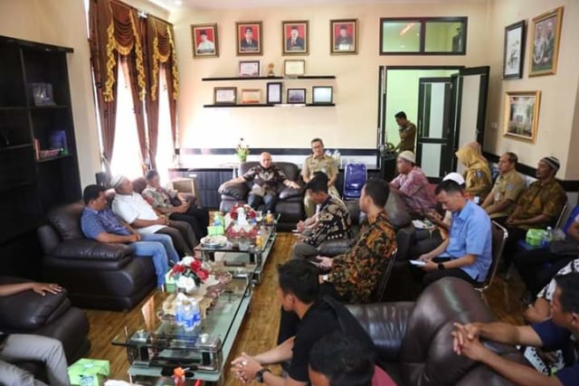 Ketua DPRD Bangka Belitung, Didit Srigusjaya saat menemui sejumlah perwakilan masyarakat Desa Lubuk Besar. (Ist)