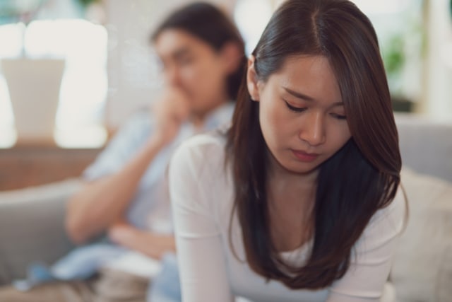 Ilustrasi perempuan tak bahagia dalam hubungan. Foto: Shutterstock
