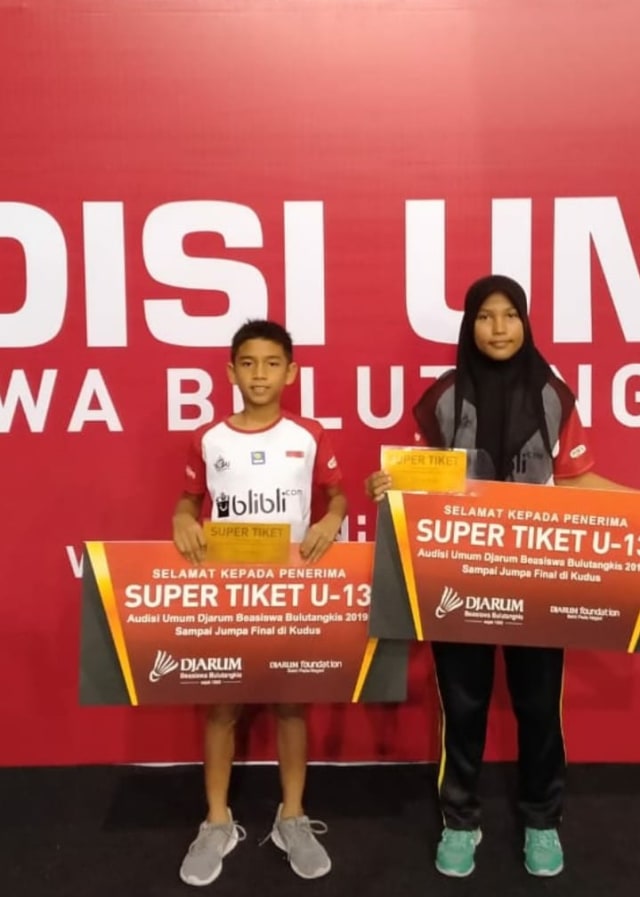 Dua pebulu tangkis muda asal Aceh, Yuga Gustisyah dan Dian Ramadhani, mendapat Super Tiket untuk mengikuti audisi final beasiswa bulu tangkis di Kudus. Foto: Dok. PBSI Aceh