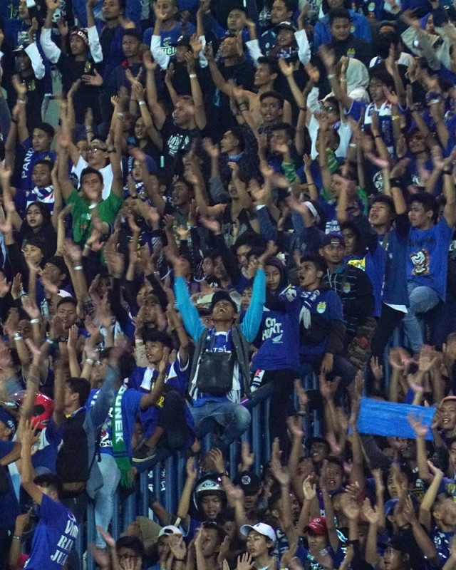 Bobotoh saat mendukung Persib di stadion. Foto: Aditia Noviansyah/kumparan