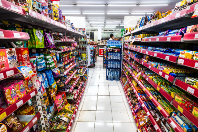 Salah satu gerai toko ritel kelas mini market, yang bersaing di antara gerai supermarket lainnya. Foto: Shutterstock