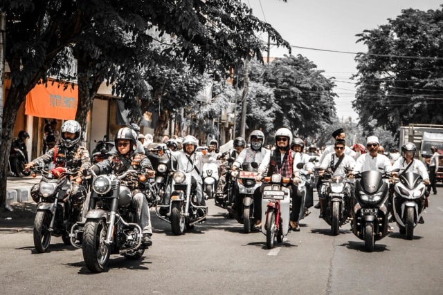 Begini Aksi Pengguna Moge Saat Ikuti Pawai Motor Sarungan di Pasuruan