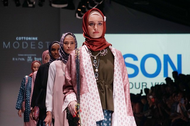 Model mengenakan busana dari EPSON x cottonink modest saat Jakarta Fashion Week 2020 di Senayan City, Jakarta, Selasa (22/10). Foto: Fanny Kusumawardhani/kumparan 