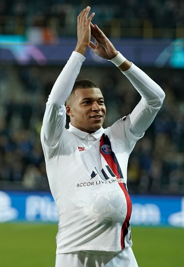 Kylian Mbappe berhak membawa pulang bola pertandingan vs Club Brugge. Foto: AFP/Kenzo Tribouillard