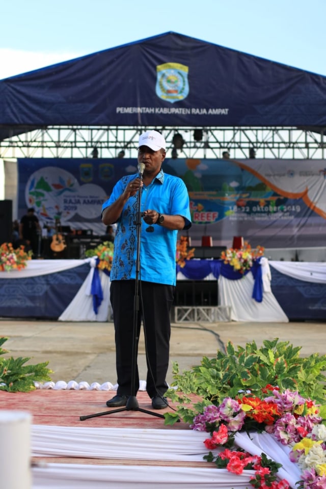 Wakil Gubernur Provinsi Papua Barat, Mohamad Lakotani, memberikan sambutan penutupan di Pantai Waisai Torang Cinta, Raja Ampat, Selasa (22/10) Foto: aria sankhyaadi/kumparan