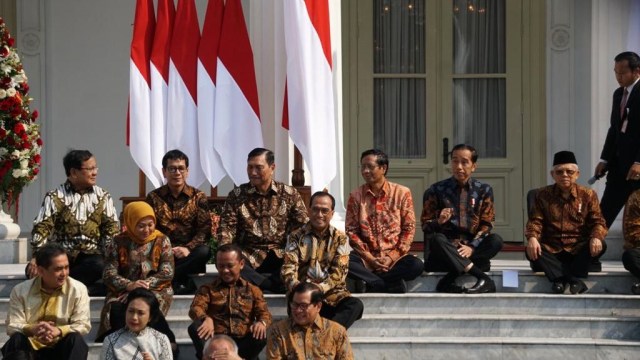 Presiden Jokowi dan Wapres Ma'ruf Amin bersama sejumlah Menteri di Istana Kepresidenan, Jakarta, pada Rabu (23/10). Foto: Kevin Kurnianto/kumparan 