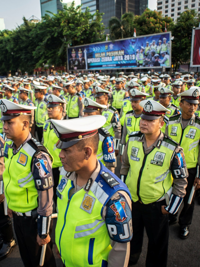 Sejumlah Polisi Lalu Lintas mengikuti Apel Gelar Pasukan Operasi Zebra Jaya 2019 di Lapangan Promoter Dit Lantas Polda Metro Jaya, Jakarta.  Foto: ANTARA FOTO/Aprillio Akbar