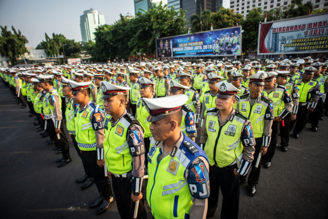 Sejumlah Polisi Lalu Lintas mengikuti Apel Gelar Pasukan Operasi Zebra Jaya 2019 di Lapangan Promoter Dit Lantas Polda Metro Jaya, Jakarta.  Foto: ANTARA FOTO/Aprillio Akbar