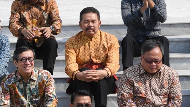 Jaksa Agung, ST Burhanuddin (tengah) saat perkenelan menteri kabinet Indonesia Maju di Istana Kepresidenan, Jakarta.  Foto: ANTARA FOTO/Wahyu Putro