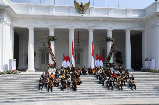 Presiden Joko Widodo didampingi Wapres Ma'ruf Amin memperkenalkan jajaran menteri Kabinet Indonesia Maju di tangga veranda Istana Merdeka, Jakarta. Foto: ANTARA FOTO/Wahyu Putro