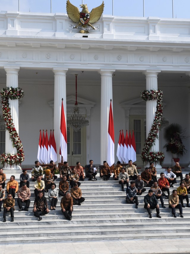 Presiden Joko Widodo didampingi Wapres Ma'ruf Amin memperkenalkan jajaran menteri Kabinet Indonesia Maju di tangga veranda Istana Merdeka, Jakarta. Foto: ANTARA FOTO/Wahyu Putro