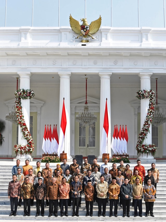 Presiden Joko Widodo didampingi Wapres Ma'ruf Amin berfoto dengan jajaran menteri Kabinet Indonesia Maju yang baru diperkenalkan di Istana Merdeka, Jakarta. Foto:  ANTARA FOTO/Puspa Perwitasari