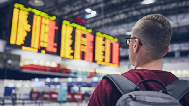 Ilustrasi penumpang mengecek jadwal keberangkatan pesawat Foto: Shutter Stock