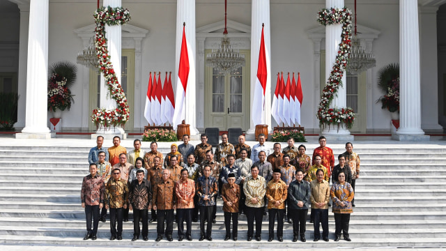 Presiden Joko Widodo didampingi Wapres Ma'ruf Amin berfoto dengan jajaran menteri Kabinet Indonesia Maju yang baru diperkenalkan di Istana Merdeka, Jakarta.  Foto: ANTARAFOTO/Puspa Perwitasari