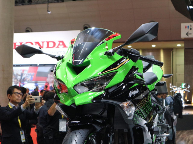 Tampilan depan Ninja ZX-25R. Foto: Ghulam M Nayazri/kumparan