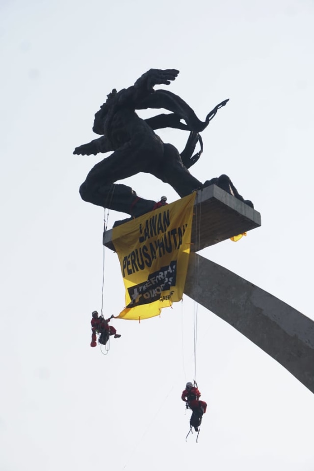 Aksi pemasangan spanduk di Patung Pancoran, Jakarta Pusat, pada Rabu (23/10). Foto: Fanny Kusumawardhani/kumparan