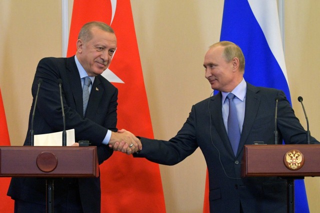 Presiden Rusia Vladimir Putin (kanan) dan Presiden Turki Recep Tayyip Erdogan menghadiri konferensi pers bersama setelah pembicaraan Rusia-Turki di Rusia. Foto: Sergei Chirikov / Pool via REUTERS