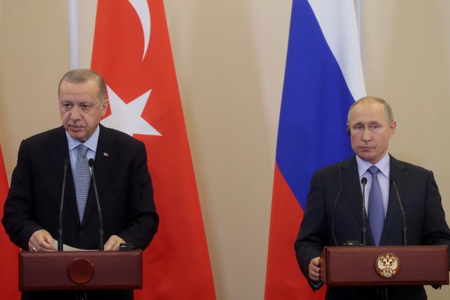 Presiden Rusia Vladimir Putin (kanan) dan Presiden Turki Recep Tayyip Erdogan menghadiri konferensi pers bersama setelah pembicaraan Rusia-Turki di Rusia. Foto: Sergei Chirikov / Pool via REUTERS