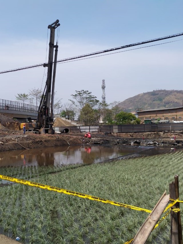 Pertamina Netralisir Air yang Tercemar BBM di Lokasi Kebakaran Cimahi (13274)