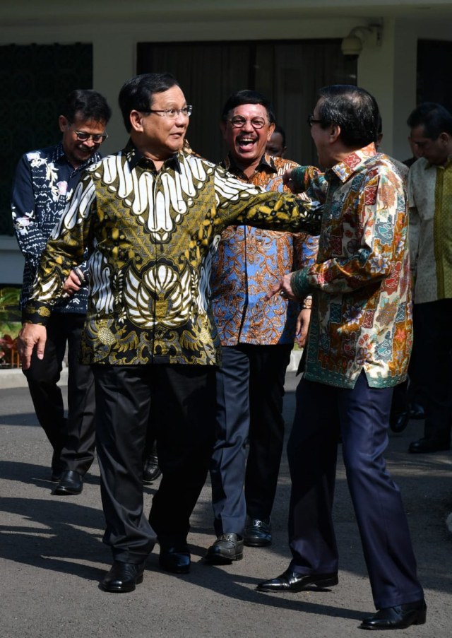 Prabowo Subianto (kiri) berbincang dengan Yasonna Hamonangan Laoly sebelum pelantikan menteri di Istana. Foto: Kevin S. Kurnianto