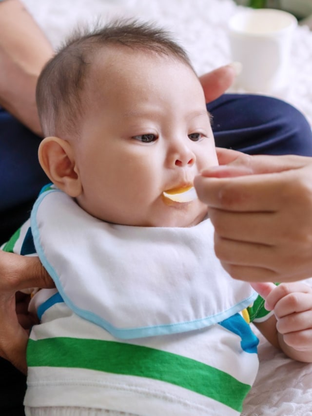 Ilustrasi bayi makan.  Foto: Shutterstock