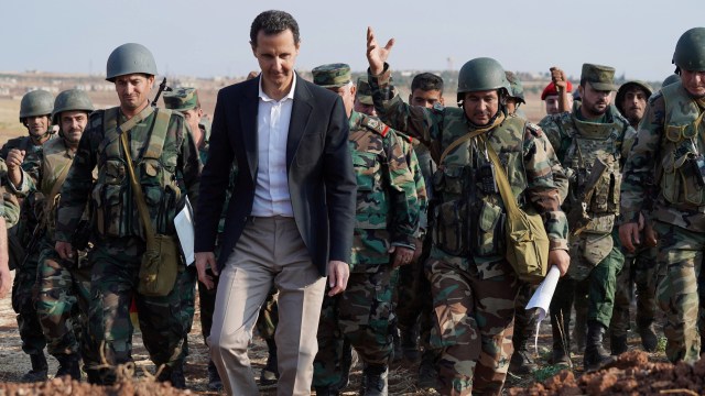 Presiden Suriah, Bashar Al-Assad, kunjungi medan perang di Idlib. Foto: Reuters