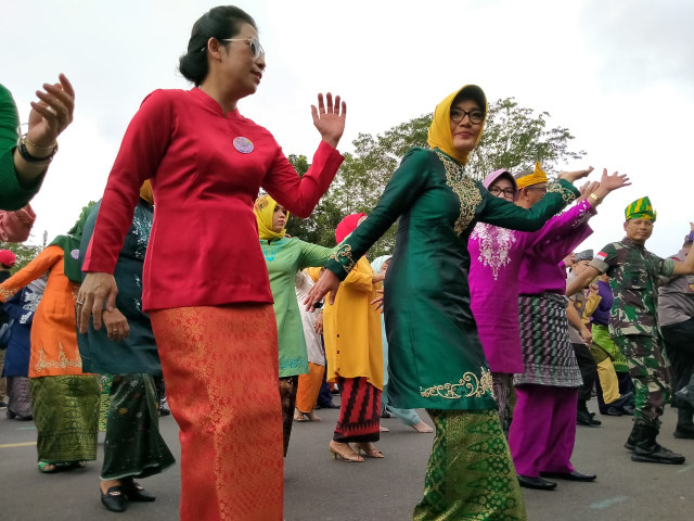Istri Wali Kota Pontianak, Yennie Masud (baju hijau), dan Wali Kota Singkawang Tjhai Chui Mie (baju merah), mengikuti tari jepin massal di Alun-alun Kapuas. Foto: Lydia Salsabila/Hi!Pontianak