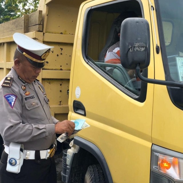 KBO Satlantas Polres Kobar Ipda Wiyoto melakukan pemeriksaan kelengkapan pengendara truk. (Foto: Satlantas Polres Kobar)