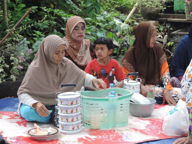 Masing-masing warga membawa makanan dari rumah. Foto: Dina Mariana/Hi!Pontianak