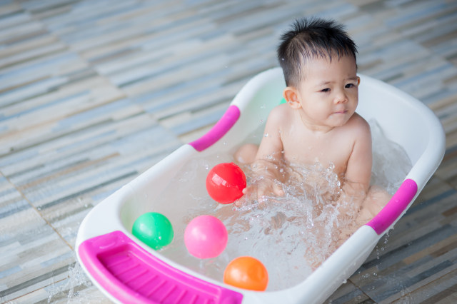 6 Tips agar Bayi Tidak Rewel saat Mandi (4531)