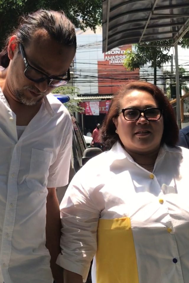 Nunung dan suami di Pengadilan Negeri Jakarta Selatan, Rabu (23/10).  Foto: Regina Kunthi Rosary/kumparan